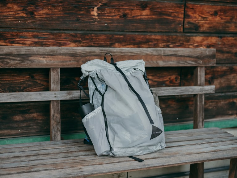 バックパックは超軽量で高い防水性と引裂強度を誇るダイニーマ素材。