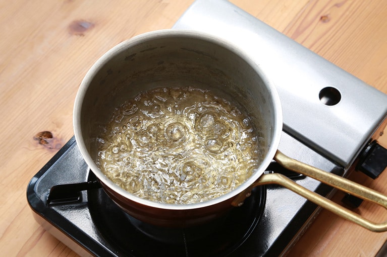 沸騰して暫くは大きく泡立ちアルコールの香りがするが、煮立てていくとアルコールの香りが飛ぶ。
