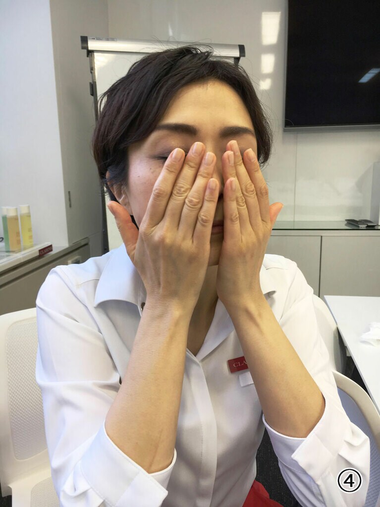 ④手のひらの位置を少し下げ、鼻を包み込むように間を空けて、両手のひらで顔全体を覆います(10秒)。