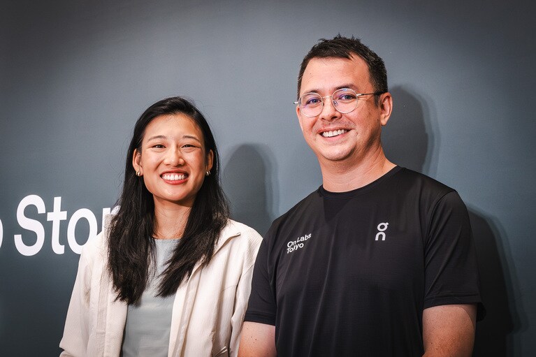 左から／メディアデーに登壇した「オン」のレベッカ・カイ氏、TJローリック氏。