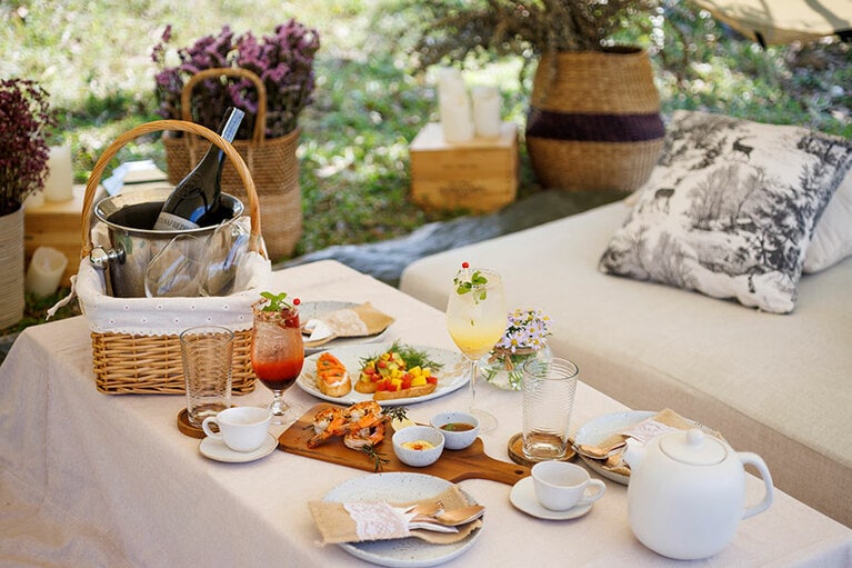 見晴らしのよい丘の上でのグランピング。パノラマビューを独占しながらオープンサンドやグリル、ワインなどの“ルック・キュイジーヌ”を。セットアップフィー 3,500タイバーツ。