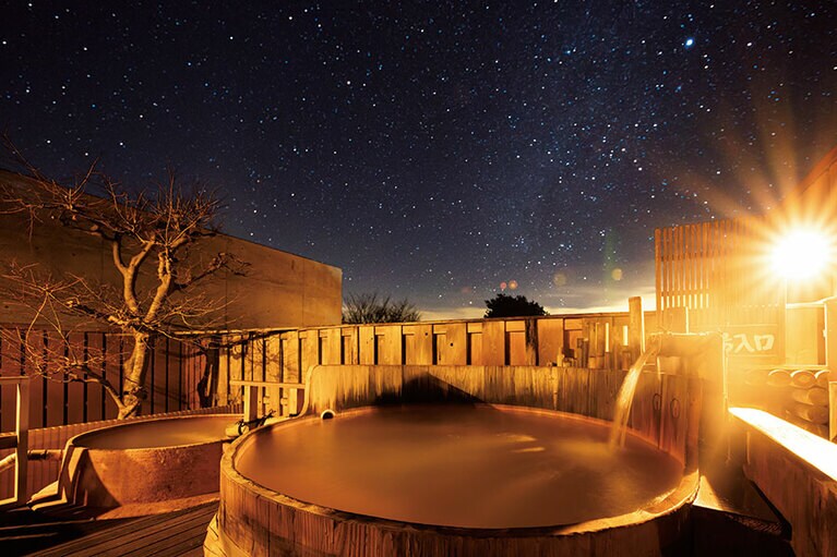 【国民宿舎さんべ荘】鉄分を含む茶褐色のにごり湯。酒樽や羽釜を湯船にした16種類の露天風呂が並び、プチ湯巡り気分が味わえる。