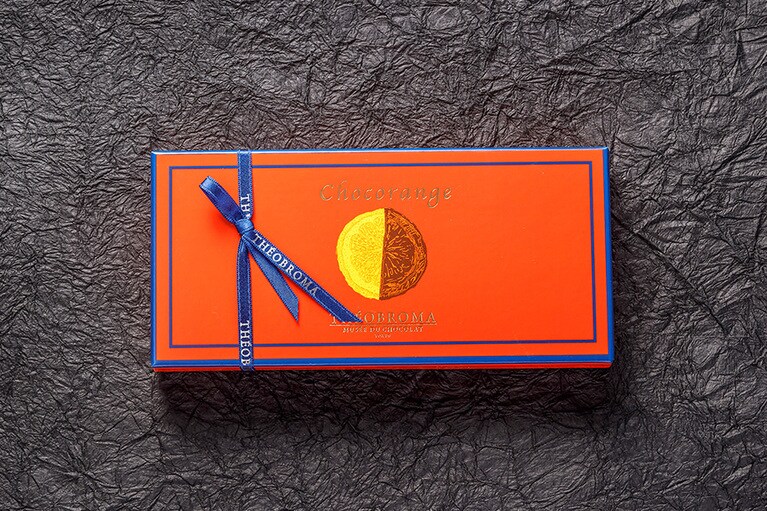 鮮やかなオレンジにブルーのリボンがスタイリッシュ。