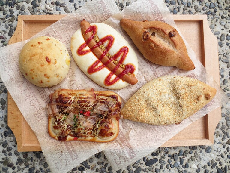 左から時計回りで「米粉ゴマチーズ」170円、「米粉ウインナーロール」170円、「米粉クルミ(オレンジ風味)」220円、「米粉焼きカレー」220円、「米粉たこピザ」170円。