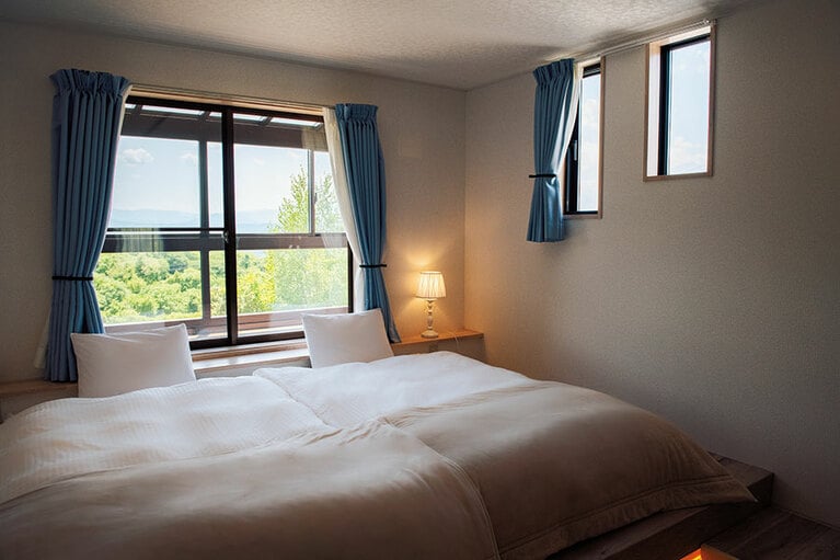 ゲストルームの窓からはブドウ畑が眺められる。聞こえるのは鳥の鳴き声のみ。