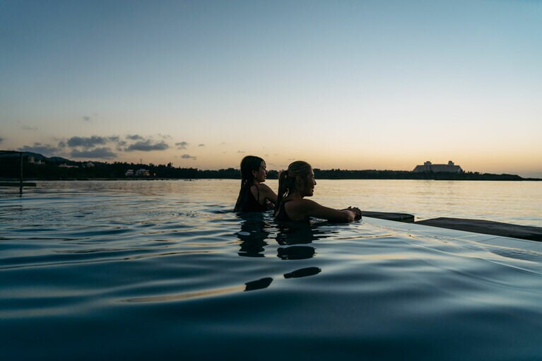 “テントサウナ” で汗を流した後は、ラグーンでゆったり。1名 5,594円 (2022年11月12日～2023年3月12日、宿泊者限定)。