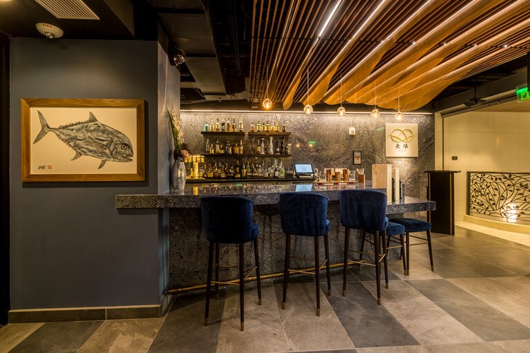 アペリティフはこちらのバーで。