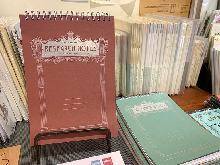 ◆RESEARCH NOTES (リサーチ・ノーツ)プレス加工した罫線入り 320元／冊。一枚一枚大切に使いたくなるノート。