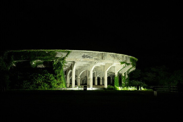 泥状の鉱石と水を分離する直径50mのシックナーもライトアップ。