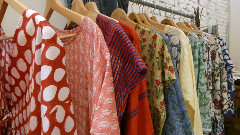 沖縄の女性三人組が手掛ける「SANKAKU」のワンピースは蒸し暑い夏にぴったり。