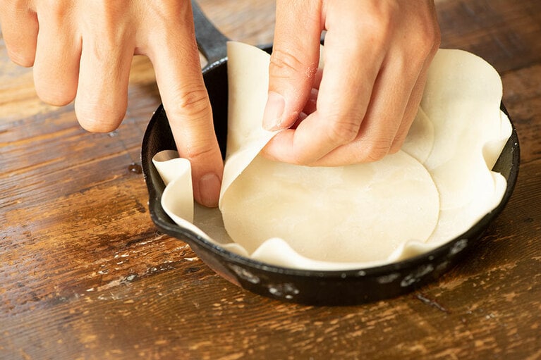 【POINT】餃子の皮が重なる部分に水をつけながら敷くと密着度が高まりおすすめです。