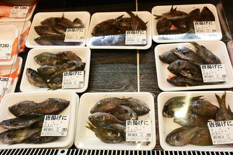 スーパーマーケットの棚で見つけた、“ヒキ”と呼ばれる小魚。