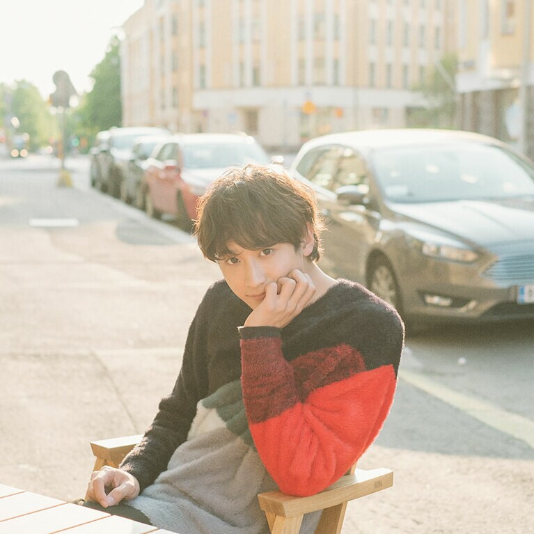 『Kiitos! Yuta Koseki in Finland～Photography by Jun Imajo～』より、フィンランドの街中での未公開カット。©Jun Imajo