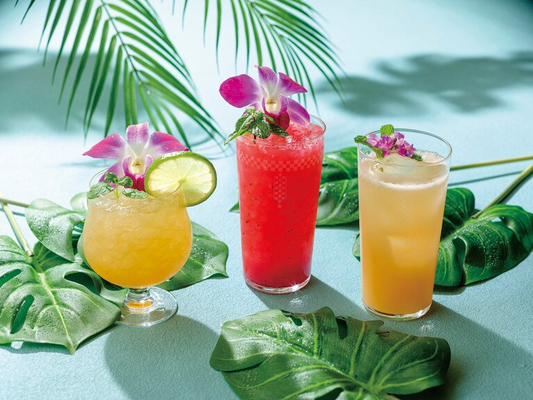左から：「ハレクラニ マイタイ」4,000円、「トロピカル ドラゴン」4,000円、新作のインペリアルモクテル「グアバの夢」3,000円。
