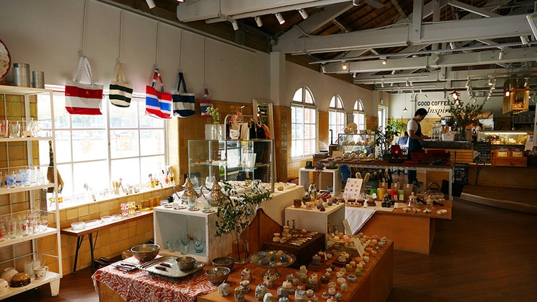 広々とした明るい店内。併設されたカフェも人気です。