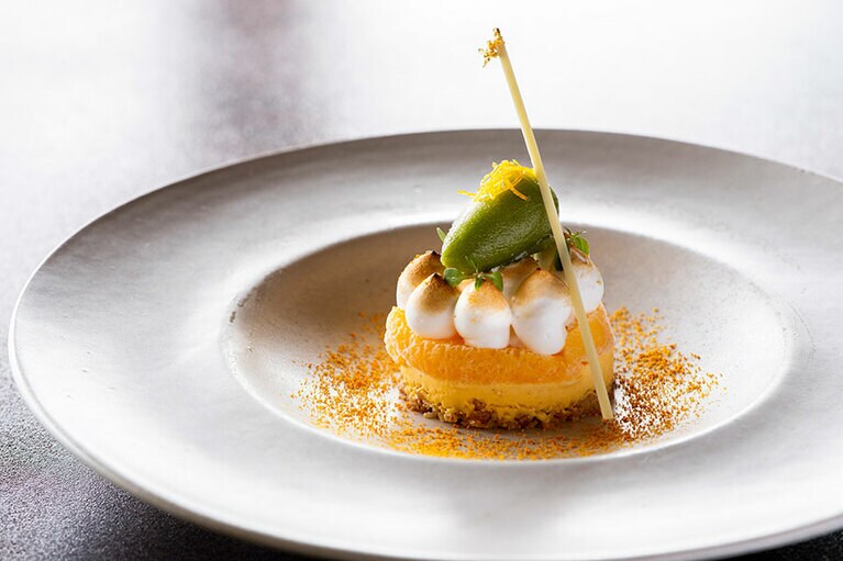 食後の軽いデザート「タンカンのタルト ハーブソルベを添えて」。