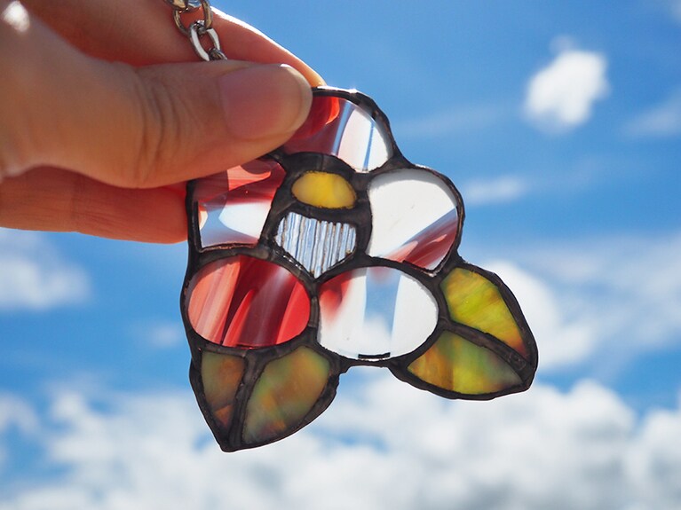 はんだごてに四苦八苦しつつ、椿をモチーフにしたキーホルダーが完成！　所要時間は1時間くらい。