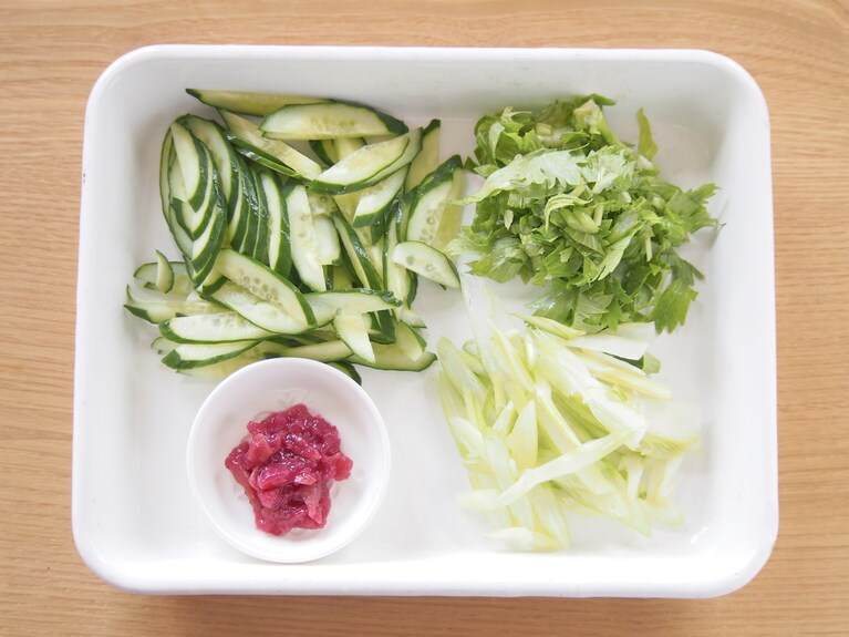 きゅうりは斜め薄切り、梅干しはみじん切りにする。セロリは千切りにし、葉の部分も粗く刻む。