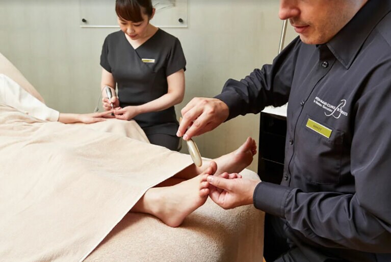 2名のセラピストによるフォーハンド トリートメント「バスティアン・デュオ」のイメージ。