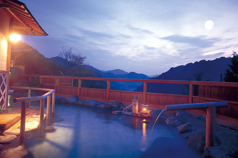 【飲泉・自家源泉かけ流しの秘湯 観音温泉】美肌や飲泉効果でも知られる強アルカリで超軟水の名湯。