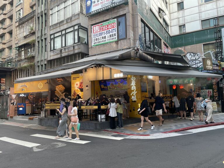 数回の店名変更を経て現在の名称となりましたが、その歴史は古く、マンゴーかき氷の元祖ともいえる老舗です。