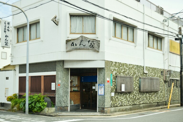 阪堺電車の寺地町駅からすぐ。堺は千利休の故郷。近隣には、千利休屋敷跡や、彼が愛した銘菓をいまに伝える「本家小嶋」などがある。