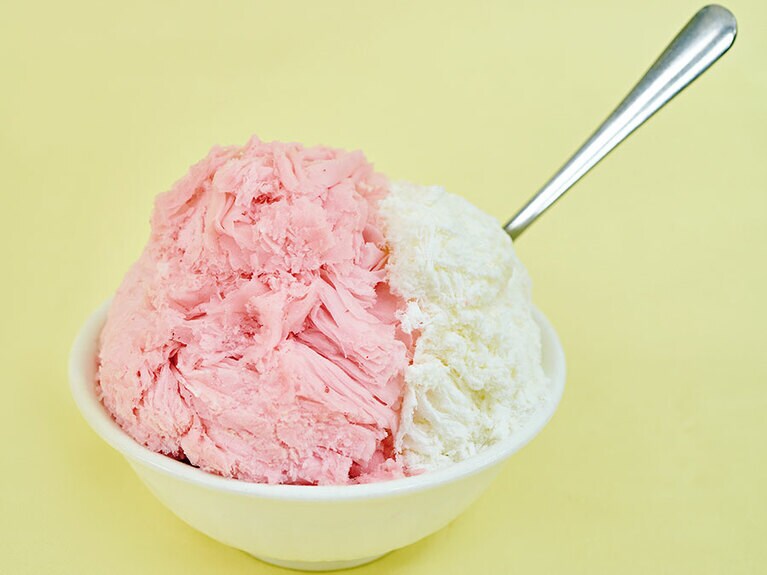 果実が入ったイチゴとミルクの2種盛り、雙冰 100元。