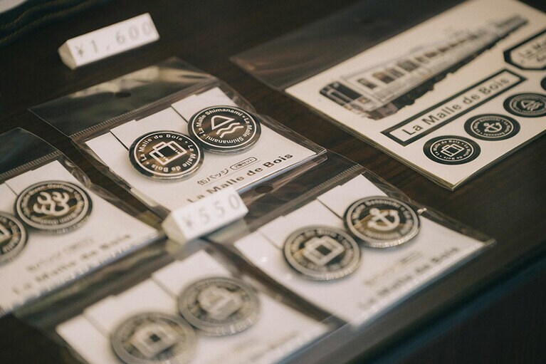 オリジナルグッズの缶バッチは、4つの路線のヘッドマークが描かれている。