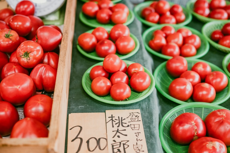 朝どれの新鮮なトマトが一山300円。