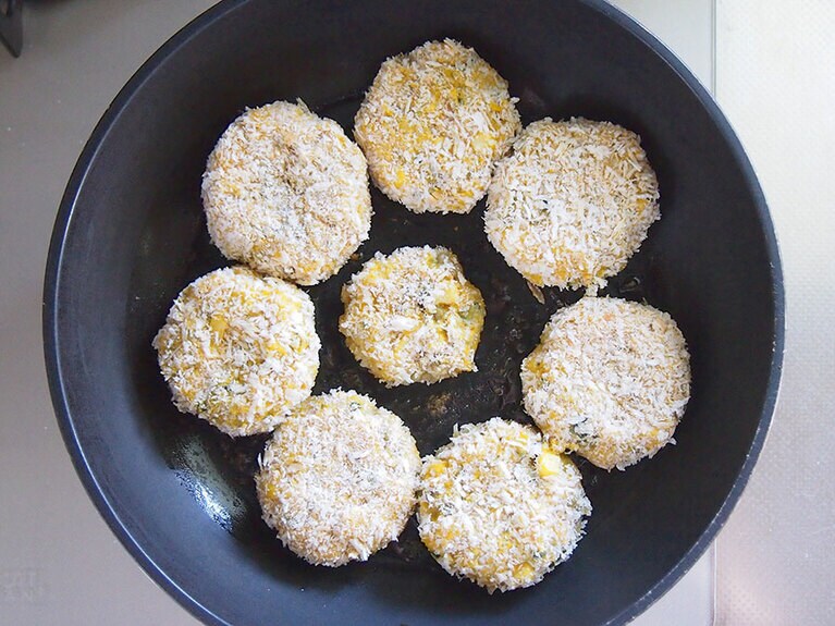 （6）フライパンにサラダ油を入れて温めます。パン粉をつけた生地を優しく入れて、中火で加熱します。
