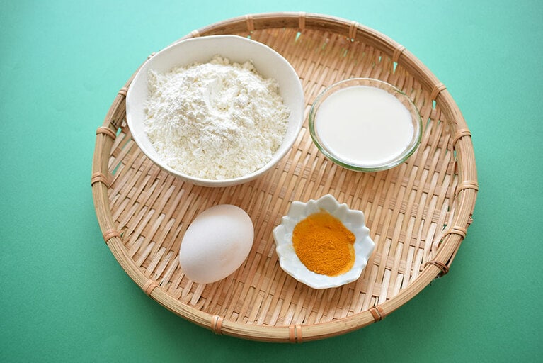 おもな材料は、小麦粉、牛乳、ターメリック、卵。ちなみに、現地では牛乳ではなくココナッツミルクを使う。