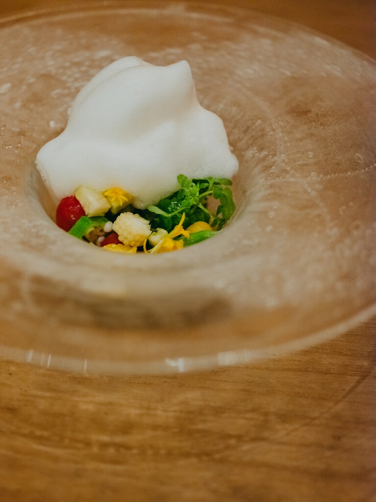 滝雲をイメージした季節野菜のサラダ。トマトを使った泡のソースは雲をイメージしているのだそう。視覚と味覚の両方で楽しめます。