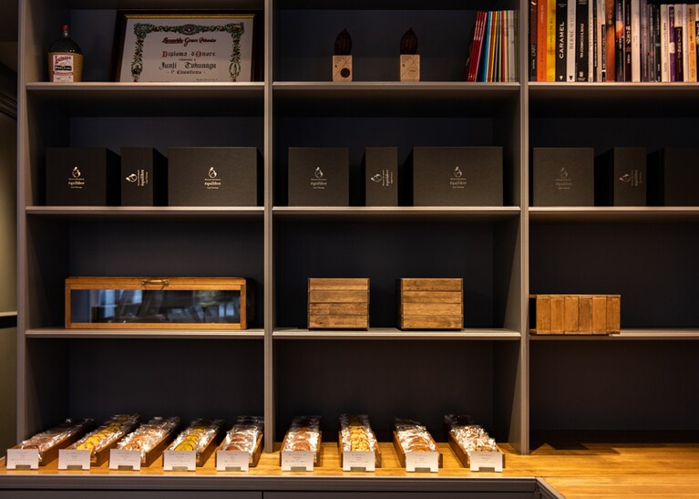 棚には焼き菓子各種が並ぶ。