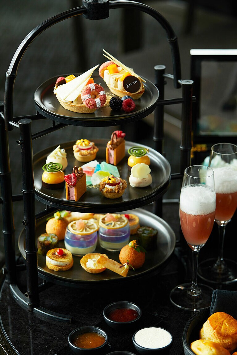 『サマー アフタヌーンティー』一人7,464円(税・サービス料込)アマン東京33階「ザ・ラウンジ by アマン」にて、2022年9月14日まで提供。