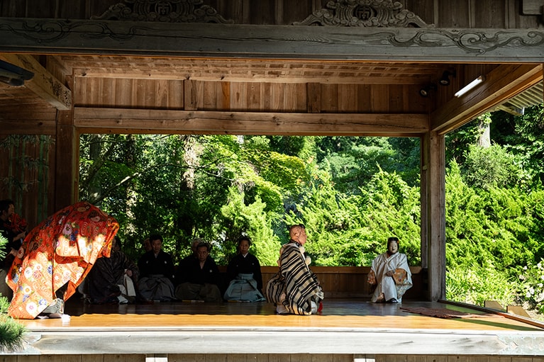 能の演目の多くは、「平家物語」「今昔物語」「源氏物語」など、古典を題材とし、現実と夢が交差してストーリーが展開されていきます。