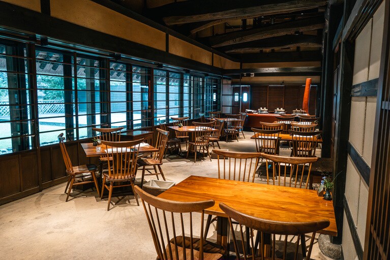 料理店「御料理 茅乃舎」店内の様子。奥にはかまども用意されている。※葺き替え前の様子です。（2024年11月撮影）