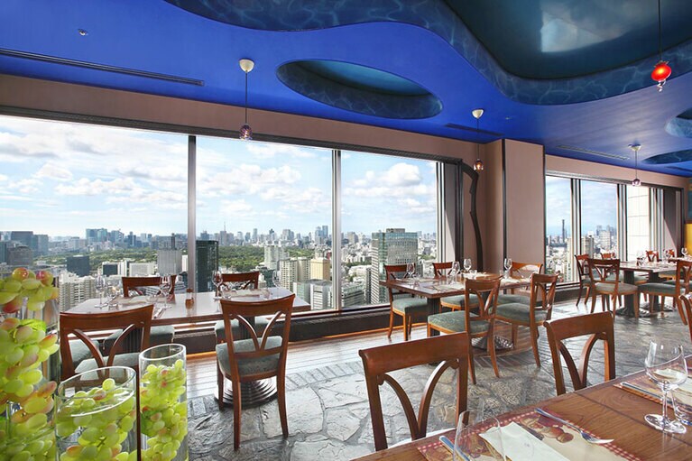 ホテル最上階のスカイラウンジ＆ダイニング「アーティスト カフェ」。
