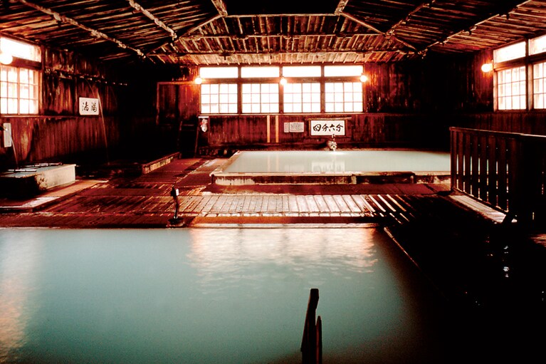 【酸ヶ湯温泉旅館】総ヒバ造りの大浴場「ヒバ千人風呂」。浴室には、熱の湯、冷の湯、四分六分の湯、湯滝など4つの源泉があり、すべて酸性硫黄泉で「療養に適した温泉」(療養泉)として効能が認められている。版画家、棟方志功もここで湯治しながら作品に励み、館内にも多くの作品が飾られている。
