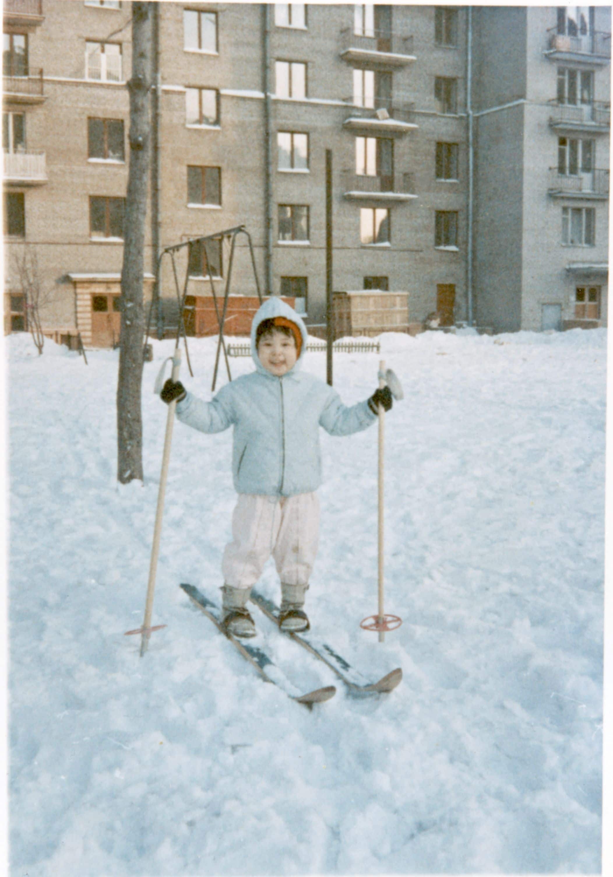 1967年1月、モスクワにお住まいのとき初めてスキーを履いた雅子さま　宮内庁提供