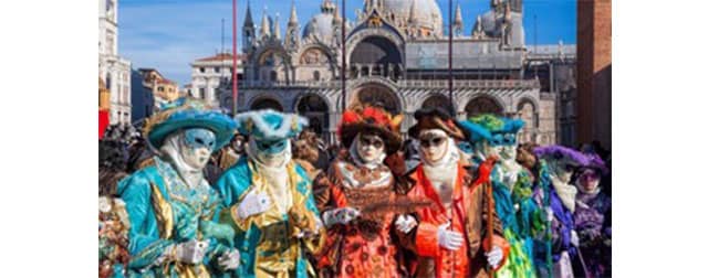 ヴェネチアのカルネヴァーレ。ハロウィンよりも仮装している人が多く、ド派手な衣装が見所！　これを見に観光客も多く集まります。