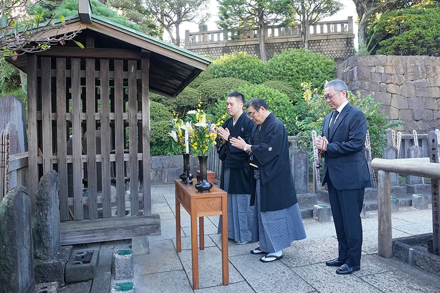 泉岳寺 堀部安兵衛墓前　左より：神田伯山さん、神田松鯉さん、尾上松緑さん。