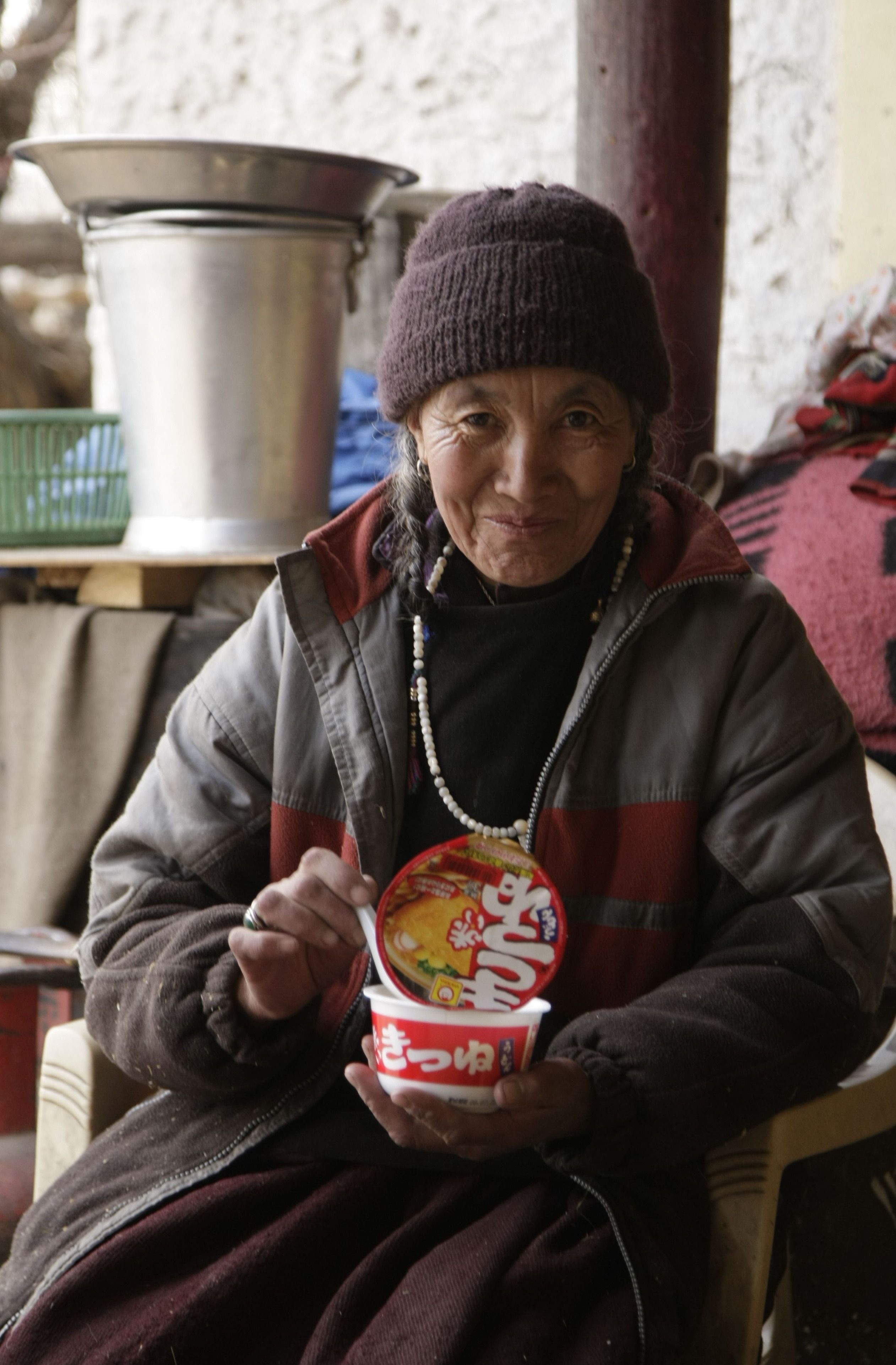 チベット文化が残るインドの秘境ラダックでカップうどん。寒いところで食べるうどんはやはり美味しい