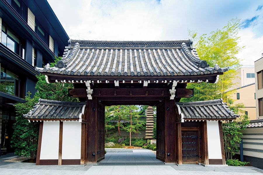 三井家の栄華を語る壮麗な梶井宮門がゲストをお迎え。