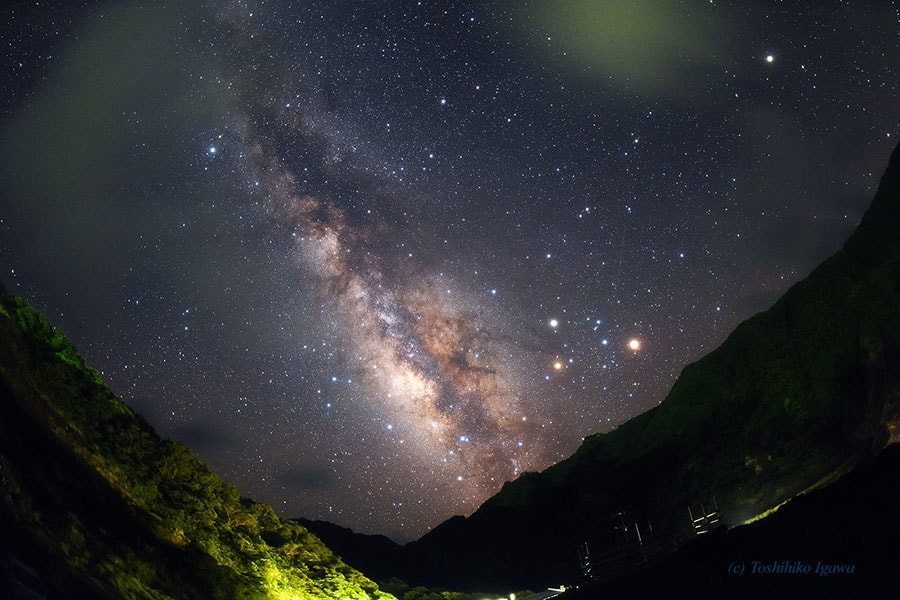 カルデラ内から見上げた星空。©井川俊彦