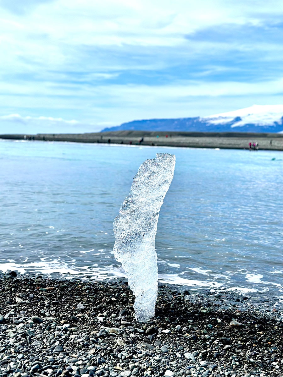 自然にビーチに刺さっている氷。