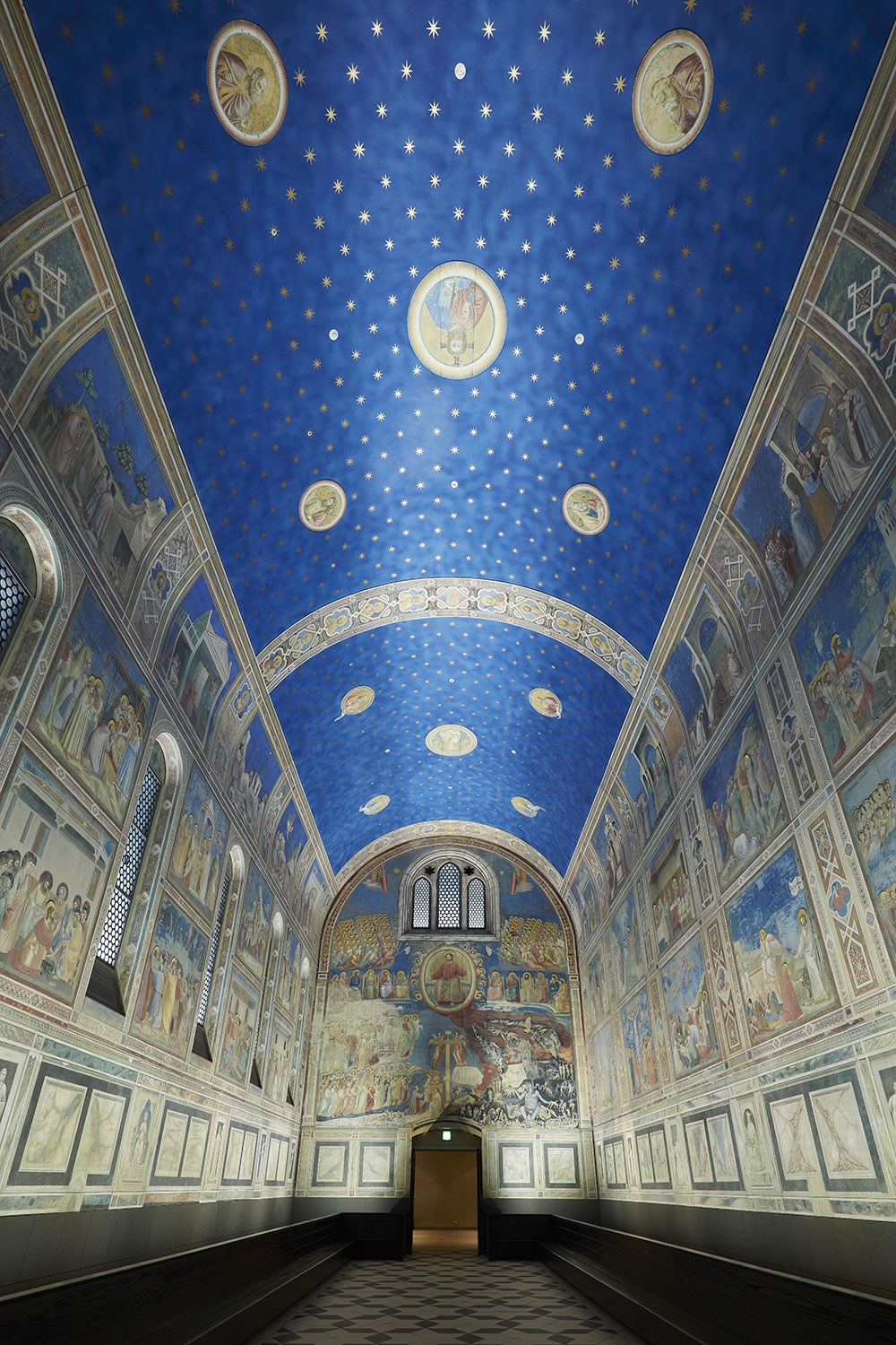 ジョットにより聖書の世界が描かれた北イタリア・パドヴァにある《スクロヴェーニ礼拝堂壁画》を環境空間ごとそのまま再現した、画期的な立体展示。