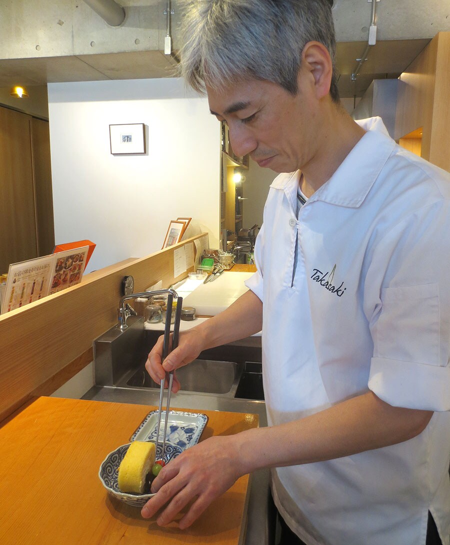 デザートを仕上げる高崎さん。