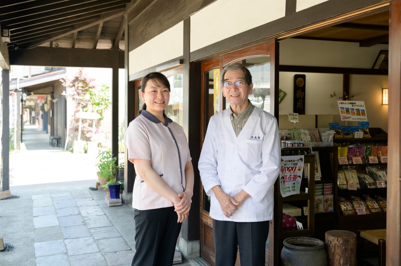 14代目髙橋孫左衛門さんと後継の髙橋園子さん親子。