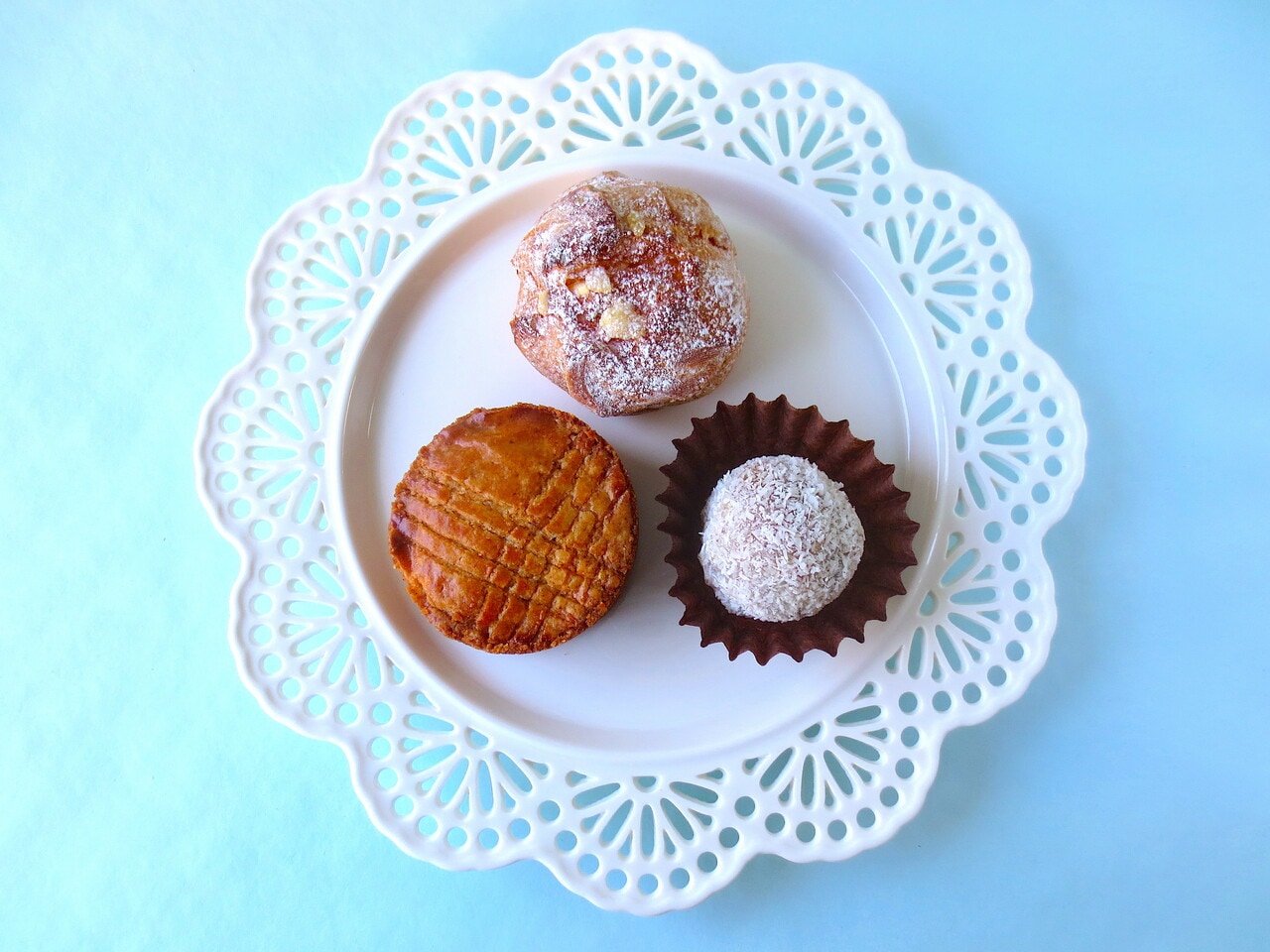 上から時計回りに「みんなのシュークリーム」220円、「ラムレーズンボール」250円、「ガレットブルトンヌ　ヘーゼルナッツの香り」360円。プリンもあります！