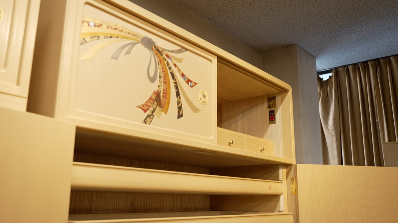 桐箪笥は日本全国でも生産量が少ないのですが、希少価値、付加価値の高い伝統工芸品。